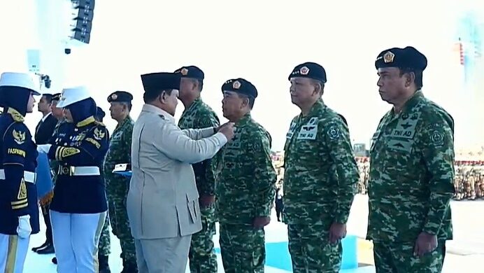 Upacara Gelar Pasukan: Prabowo Beri Kenaikan Pangkat Kehormatan untuk 14 Purnawirawan TNI