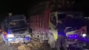 Truk Tangki Ringsek Parah Setelah Tabrak Truk Sawit yang Sedang Mogok