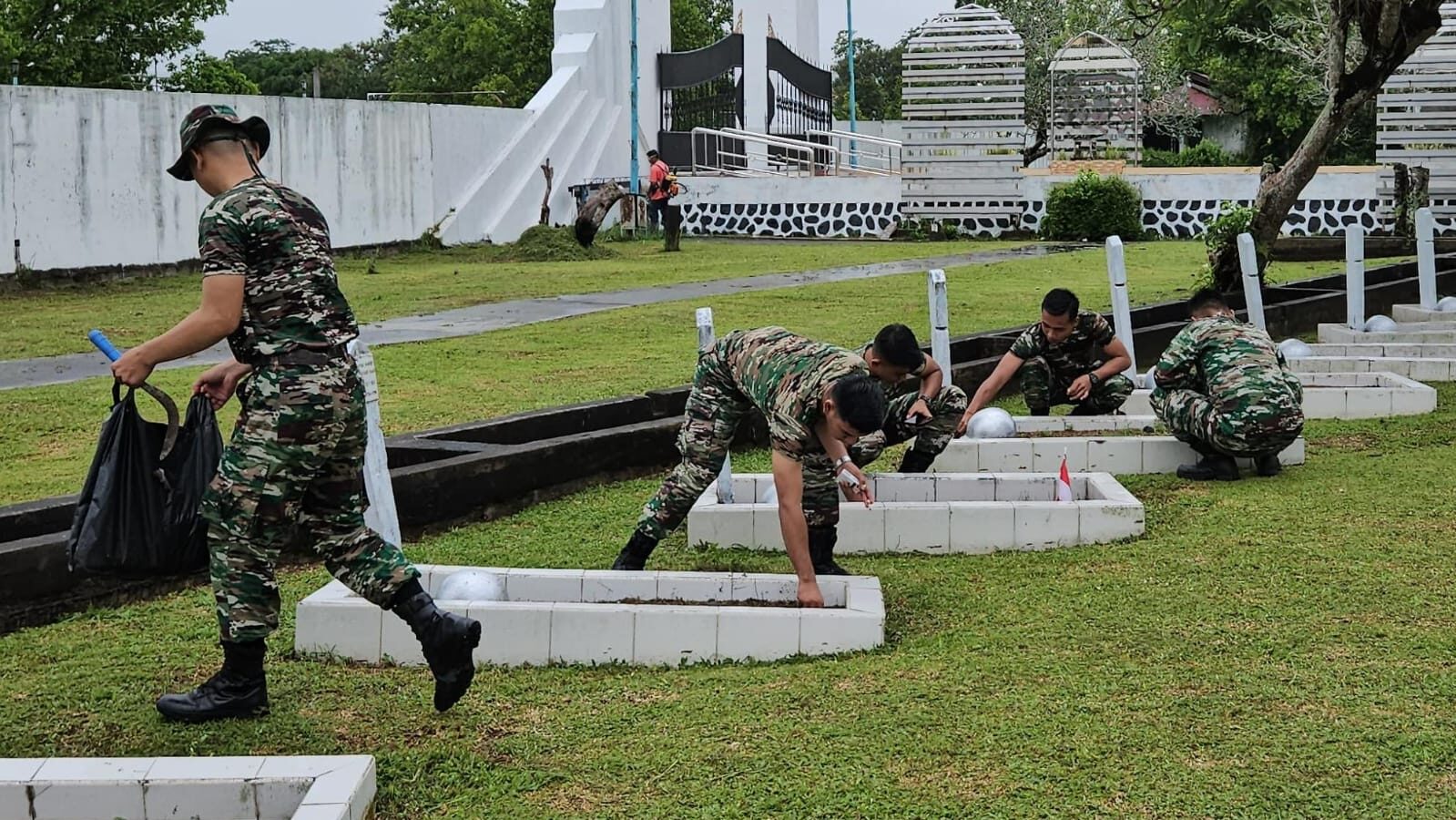Jelang HUT RI ke-80, Ratusan Personel Kodam XII/Tpr Gelar Karya Bakti di TMP Dharma Patria Jaya