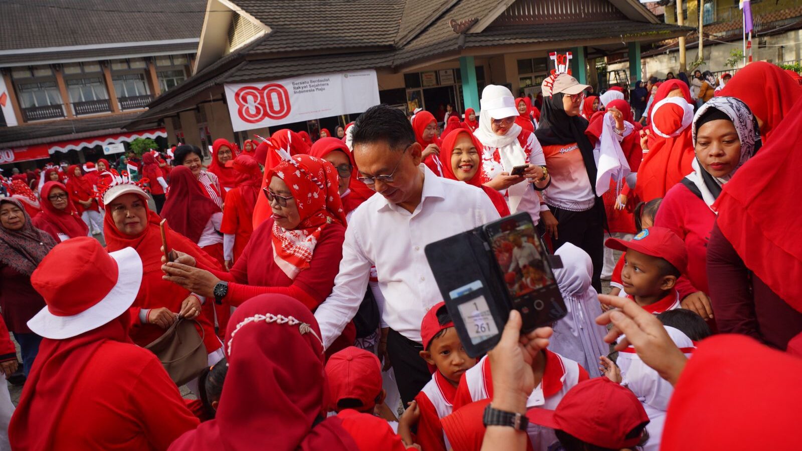 Semarakkan HUT ke-80 RI, Pemkot Pontianak Bagikan 5.000 Bendera Merah Putih untuk Warga