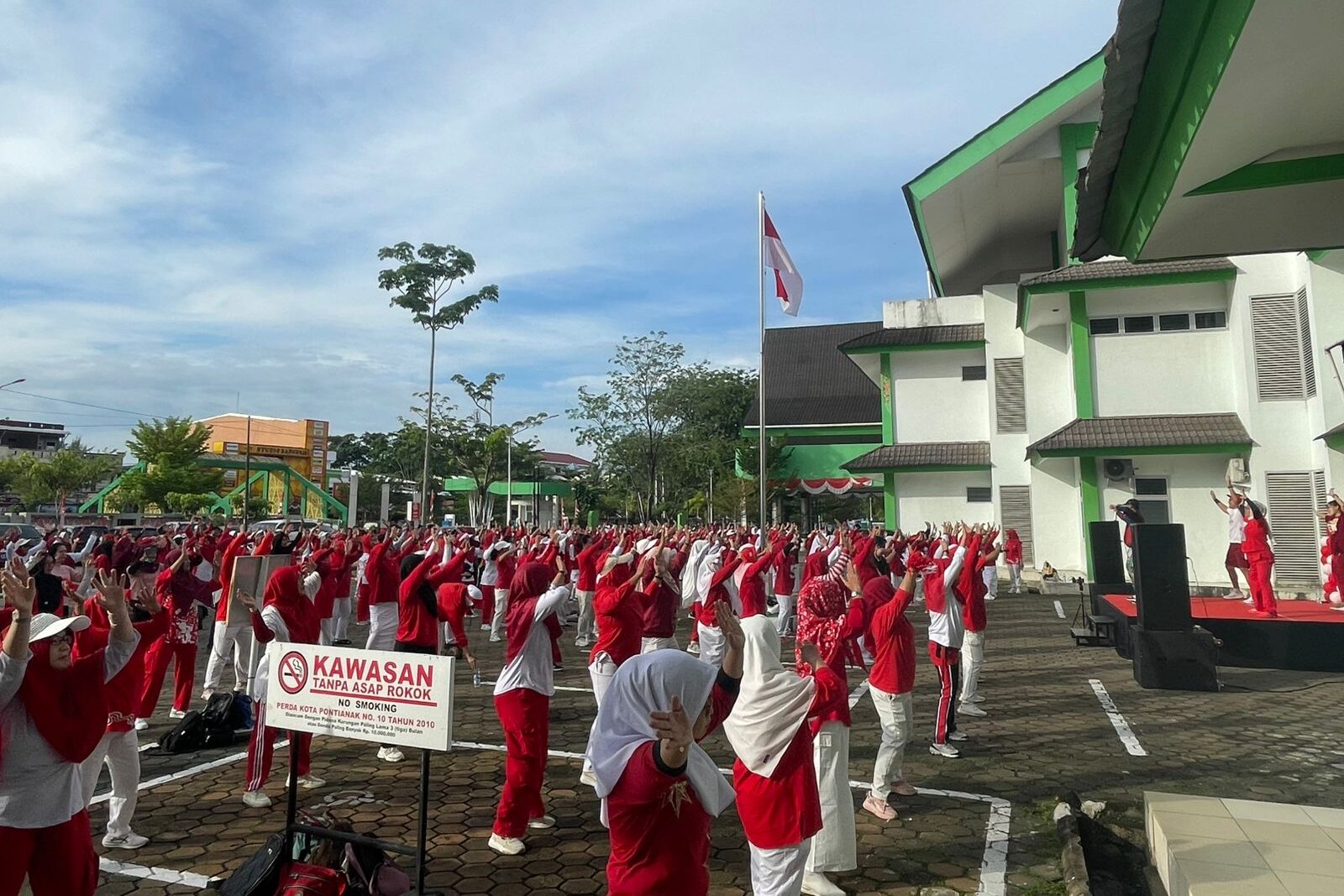 RSUD Soedarso Meriahkan HUT RI ke-80 dengan Zumba dan Permainan Rakyat