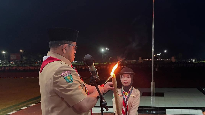 Umaira Siswi SMA Muhammadiyah Sambas Jadi Pemegang Obor Pertama Pawai Pramuka