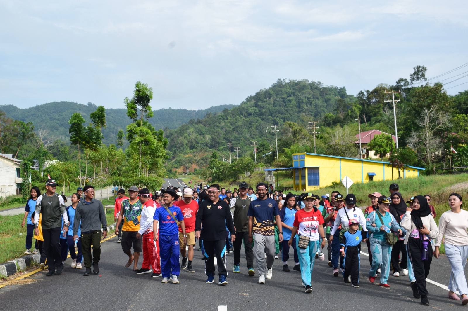 Ribuan Warga Padati Jalan Sehat Berhadiah dan Cek Kesehatan Gratis di Sajingan Besar Sambas