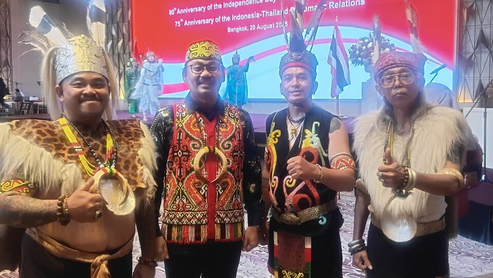 Pagelaran Budaya Dayak Kalimantan Barat Memukau di Perayaan HUT RI ke-80 di Bangkok