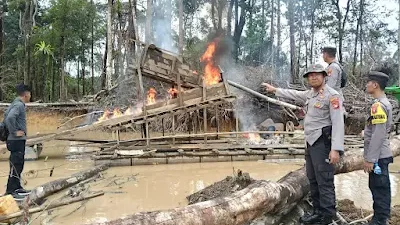 Satu Lanting Jek Dibakar dalam Operasi Penertiban Tambang Ilegal di Kapuas Hulu