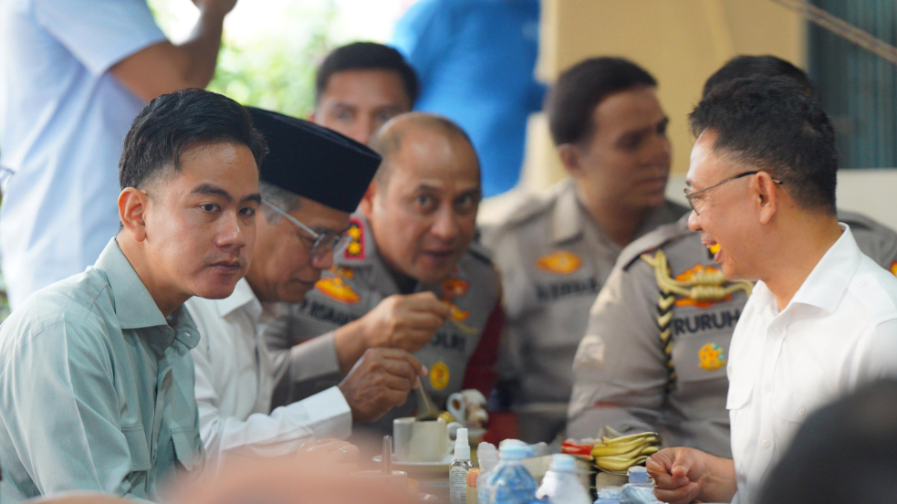 Wapres Gibran Ngopi Bareng Edi Kamtono di Warkop Legendaris Pontianak