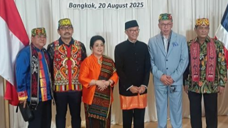 Seni Dayak Kalbar Meriahkan 80 Tahun RI dan 75 Tahun Hubungan Indonesia–Thailand di Bangkok