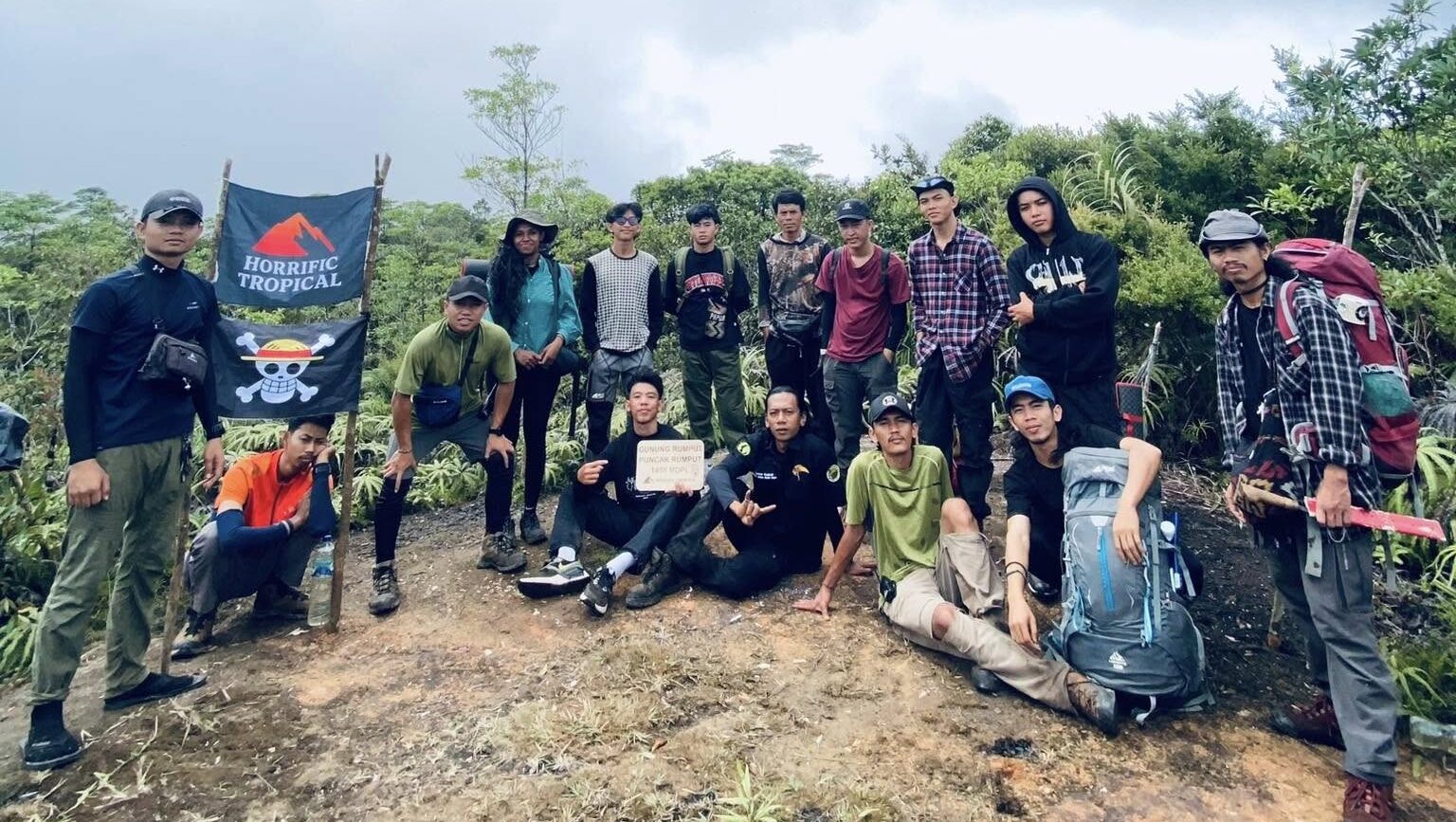 14 Pendaki dan Warga Lokal Berhasil Taklukkan Puncak Gunung Rumput, Atap Tertinggi Sambas