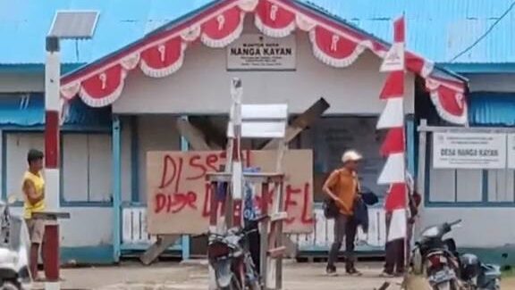 Puncak Amarah Warga Nanga Kayan: Kantor Desa Disegel, Audit Dana Desa Didesak!