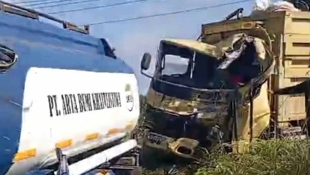 Truk Tangki dan Truk Terlibat Kecelakaan di Kawasan Telabang