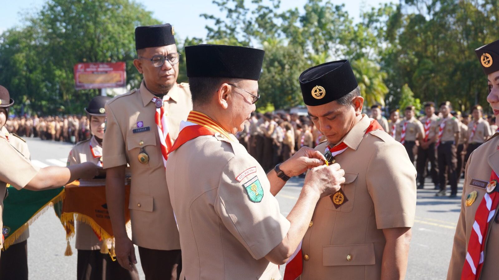 Wawako Bahasan Terima Lencana Darma Bakti dari Kwarnas Gerakan Pramuka
