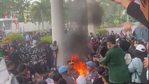 Breaking News: Mahasiswa Geruduk DPRD Kalbar, Bakar Ban hingga hampir Bentrok dengan Polisi
