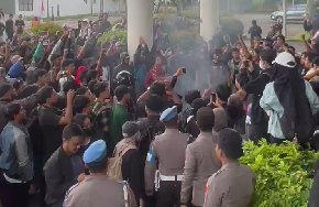 Demo di DPRD Kalbar: Dua Polisi Terluka, Puluhan Peserta Diamankan