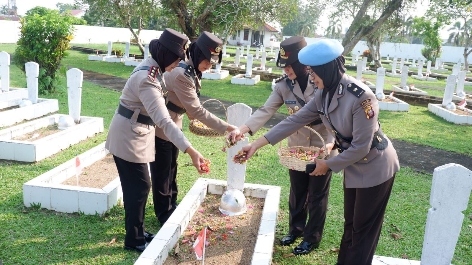 Peringati Hari Jadi ke-77, Polwan Polda Kalbar Gelar Ziarah di Makam Pahlawan
