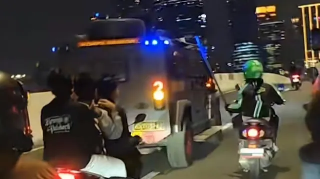 Kabur Usai Lindas Ojol: Massa Kejar Rantis Brimob Hingga Naik Jalan Layang