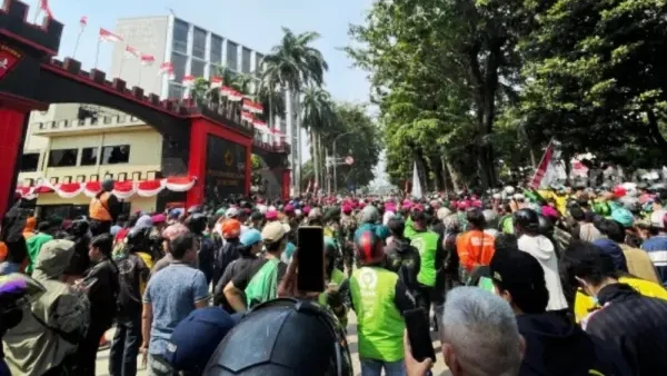 "Usut Tuntas!" Gema Tuntutan Ojol di Depan Mako Brimob Kwitang