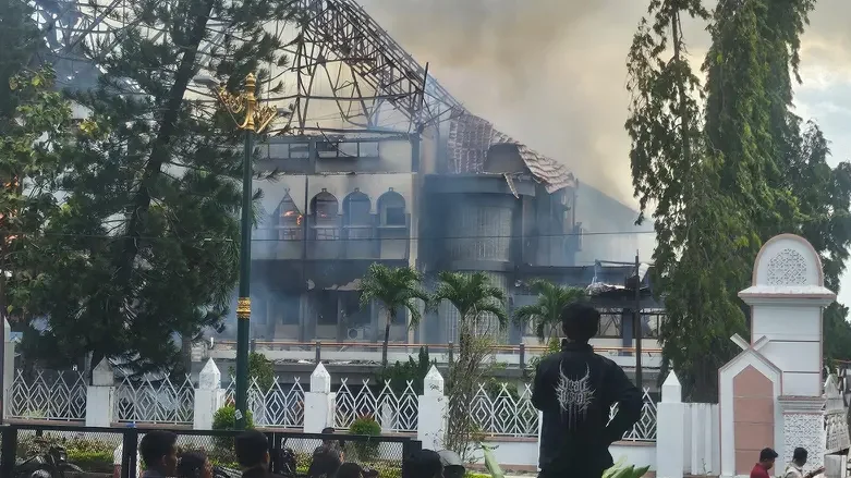 Massa Jebol Gerbang dan Bakar Habis Gedung DPRD NTB