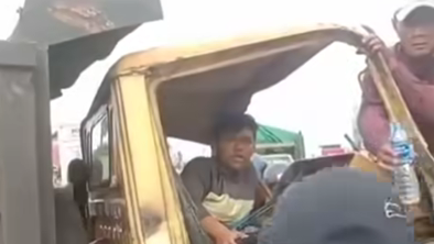 Kecelakaan Tragis di Sungai Ambawang: Dump Truk Hantam Mobil Box, Sopir Terjepit