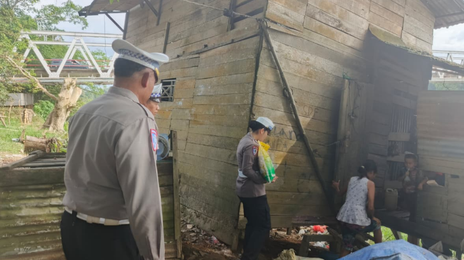 Satlantas Polres Melawi Beri Bantuan Sembako Warga Kurang Mampu