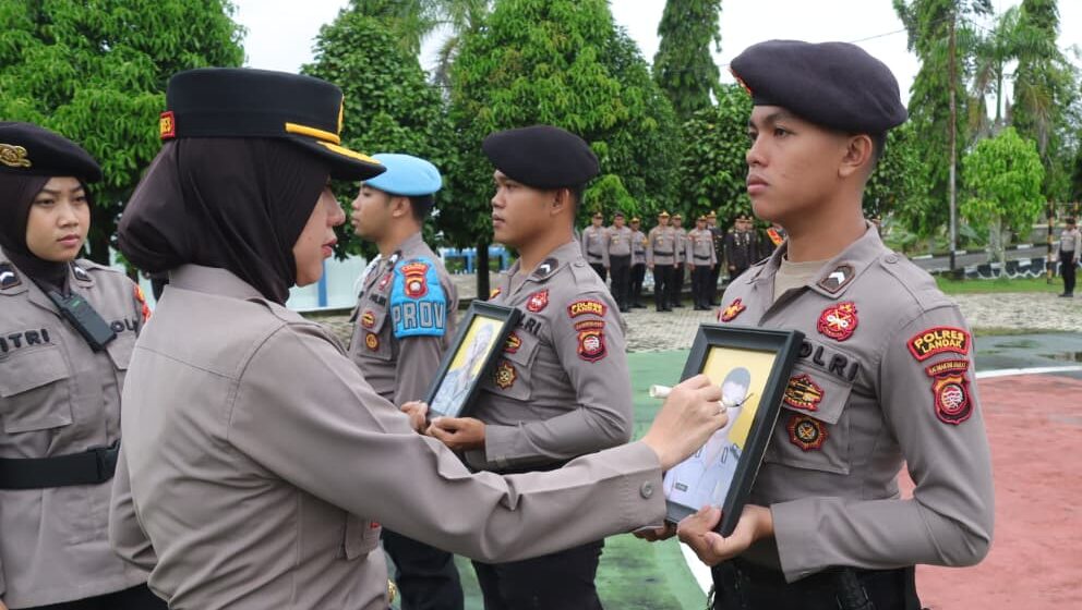 Polres Landak Beri Sanksi PTDH untuk Dua Personel yang Cederai Institusi