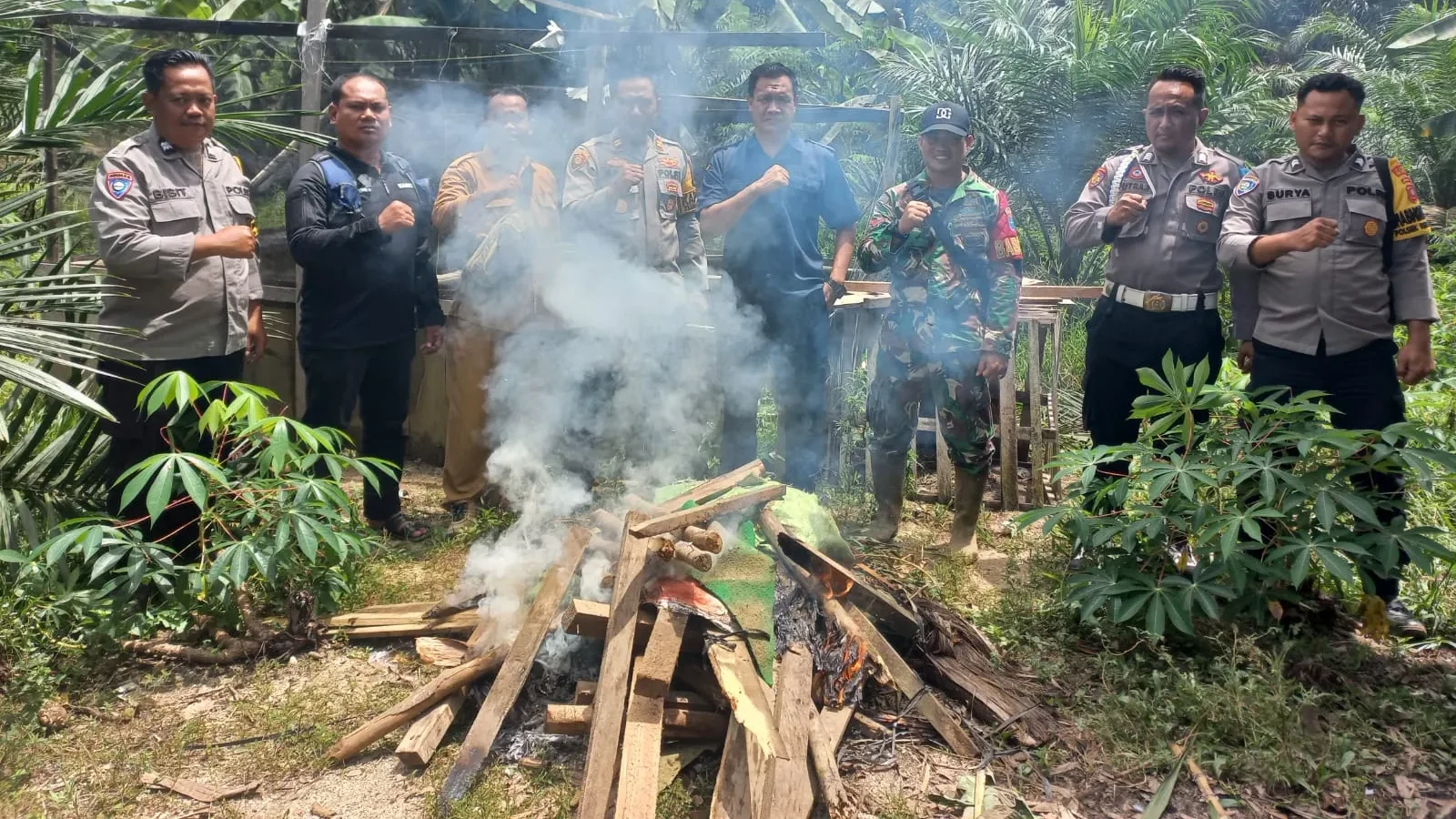 Digerebek Polisi, Para Penjudi Sabung Ayam di Tumbang Titi Kocar-kacir