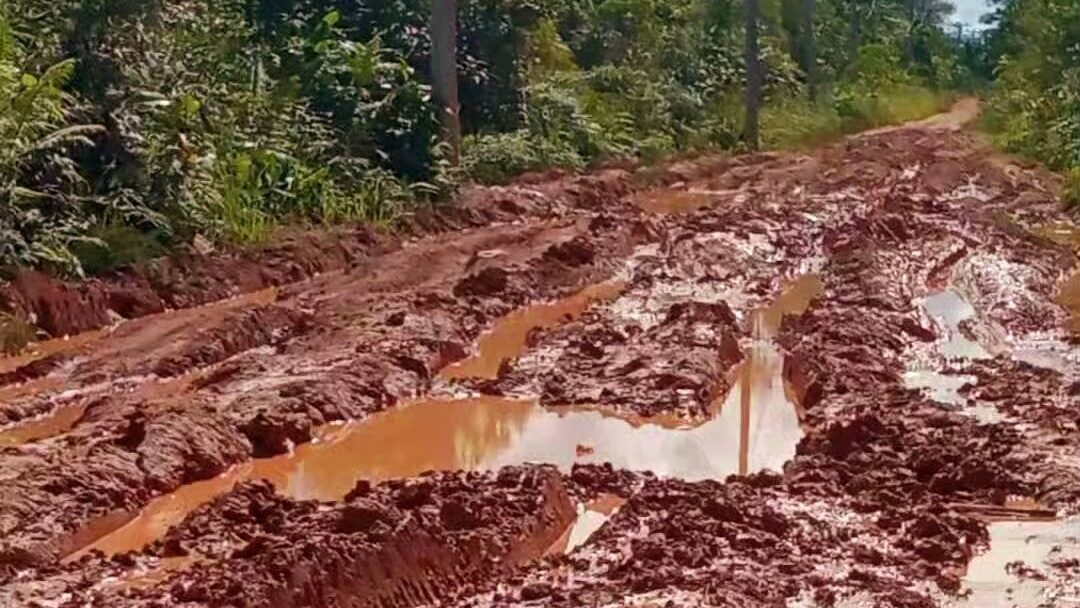 Potret Buram Infrastruktur Sintang: Jalan Begandung di Tempunak Penuh Lumpur dan Genangan