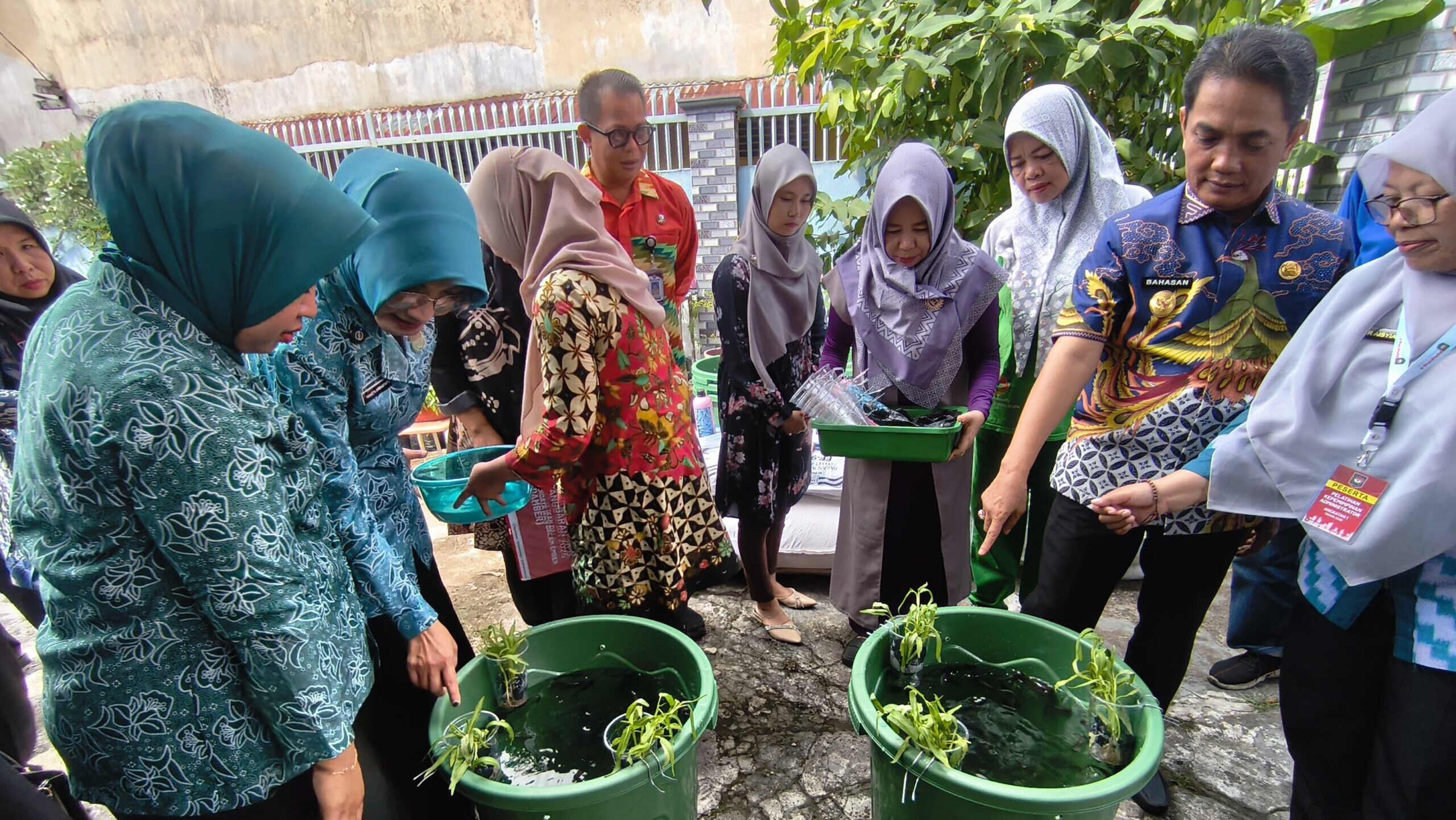 Perkuat Ketahanan Pangan, Pemkot Pontianak Salurkan Bantuan Budikdamber ke 30 Posyandu