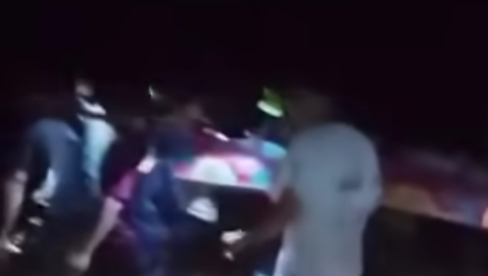 Miris, Jenazah di Sintang Terpaksa Ditandu Sejauh 5 KM Akibat Jalan Rusak Parah