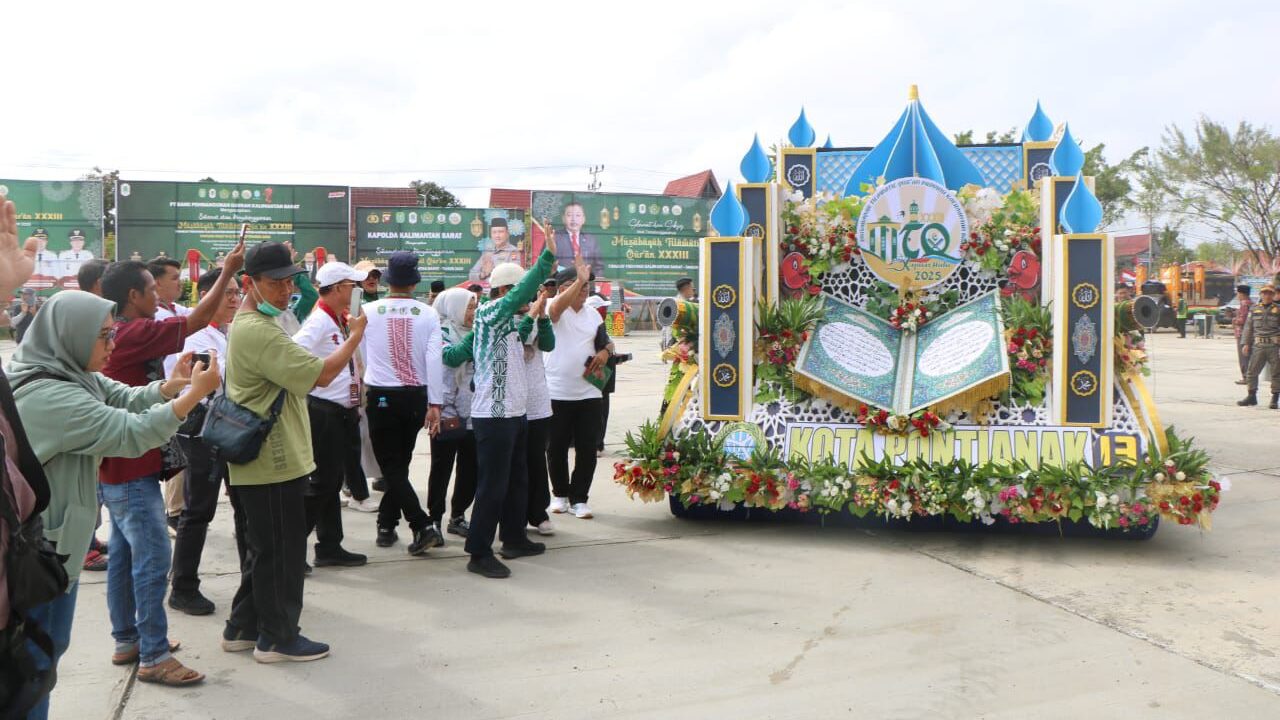 Kendaraan Hias Kafilah Pontianak Pukau Penonton di Pawai Ta’aruf MTQ Kalbar
