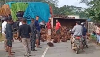 Tabrakan Beruntun di Kembayan: Truk Sawit dan Ekspedisi Bertabrakan, Jalan Lintas Malaysia-Indonesia Macet Parah