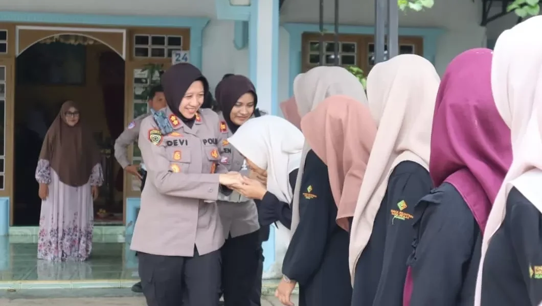 Polres Landak Edukasi Santri, Tanamkan Disiplin Berlalu Lintas Sejak Dini
