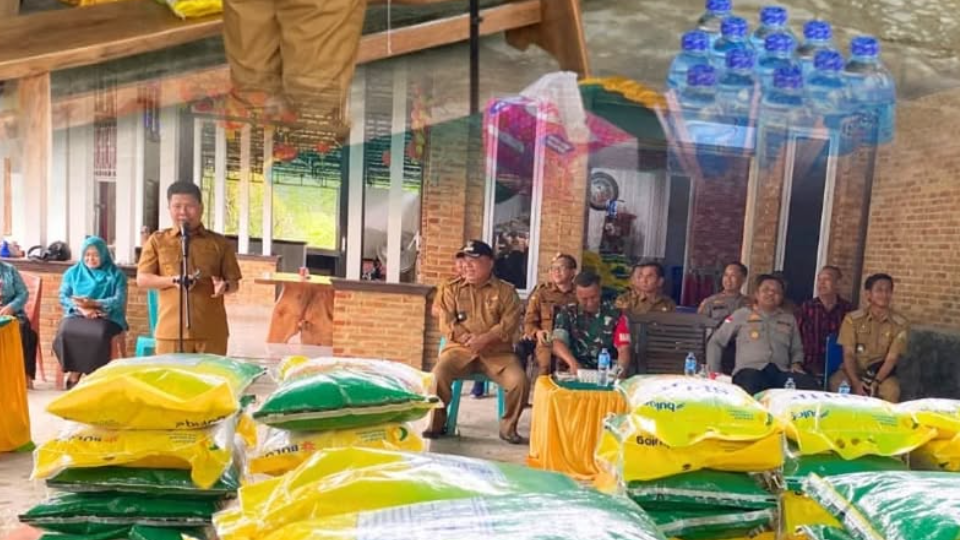 Bupati Sambas Satono Turun Langsung Pantau Gerakan Pangan Murah di Tebas, Harga Beras Didiskon Jadi Rp40 Ribu