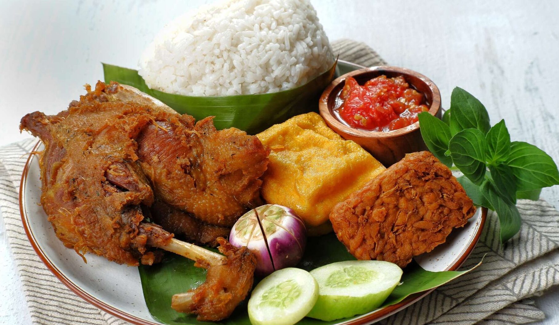 Mengatasi Kantuk Usai Makan Siang: 3 Rahasia Memilih Menu yang Tepat