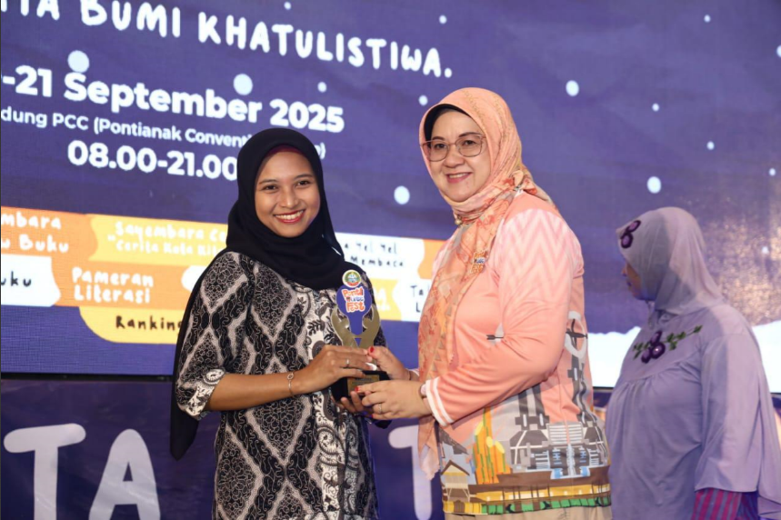 Ika Mella, Ibu Rumah Tangga di Pontianak Raih Penghargaan Pemustaka Terlama Berkat Aplikasi 'Perpus Kite'