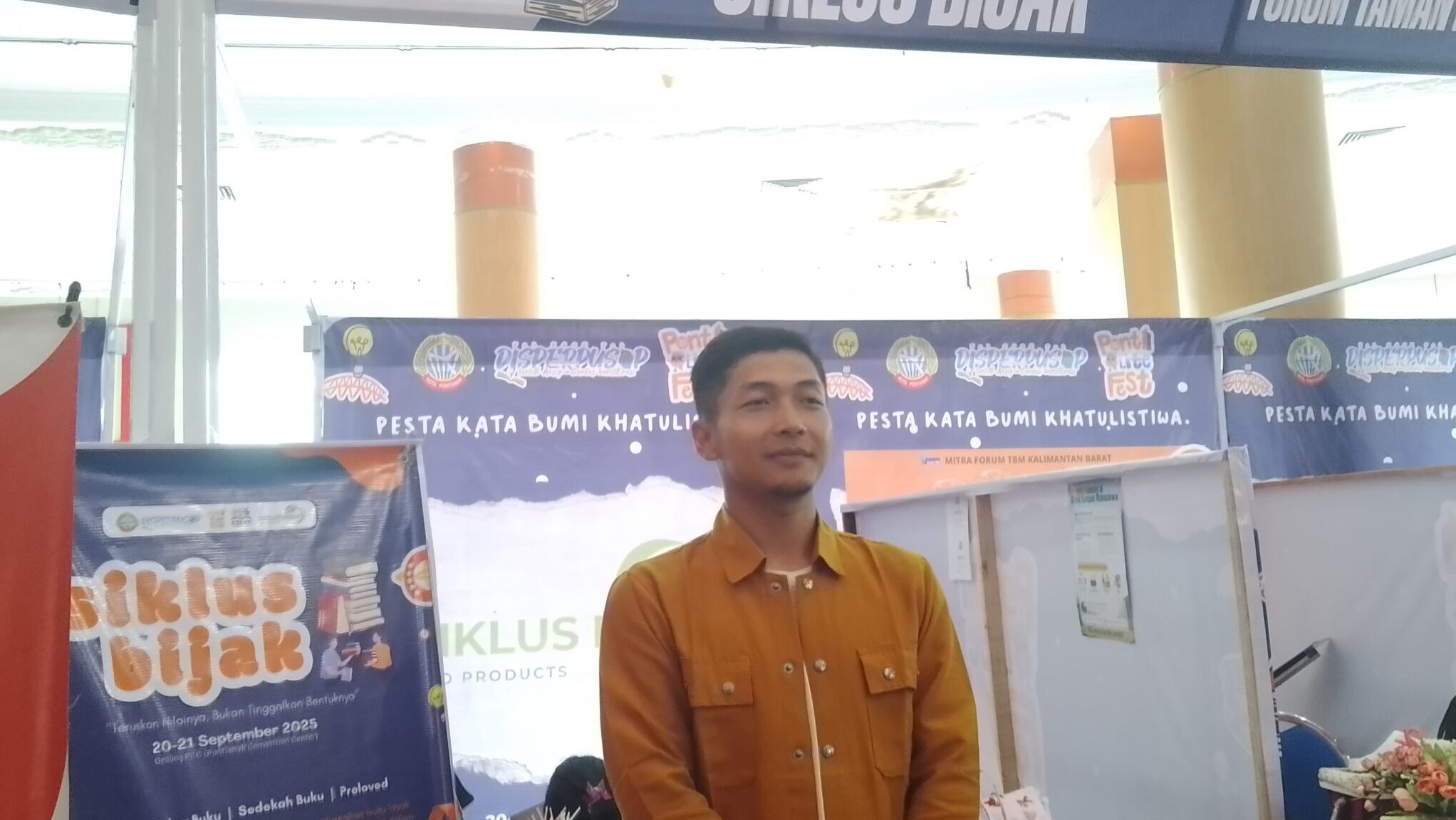 Pesta Kata Bumi Khatulistiwa: Siklus Bijak Ajak Warga Pontianak Kurangi Limbah Lewat Tukar Barang