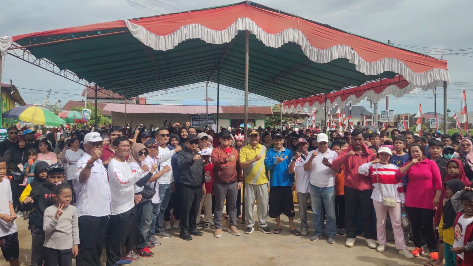 Meriahkan HUT Desa Teluk Kapuas, Bupati Sujiwo Janjikan Tuntaskan Infrastruktur Jalan dan Beri Hadiah Umroh