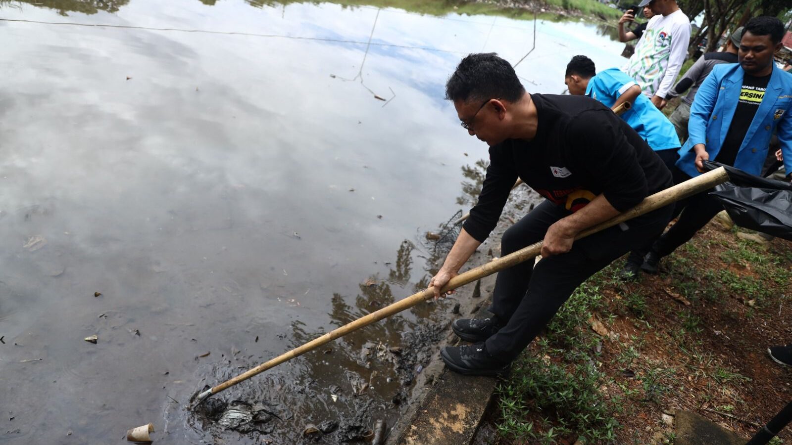 Gotong Royong Bersama Warga, Edi Rusdi Kamtono Puji Semangat Pemuda KNPI di Pontianak