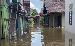 Banjir Melanda Nanga Pinoh, Aktivitas Warga Terganggu Akibat Ketinggian Air Terus Bertambah