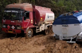 Jalan Berlumpur di Ketapang Ganggu Mobilitas Warga dan Distribusi Barang
