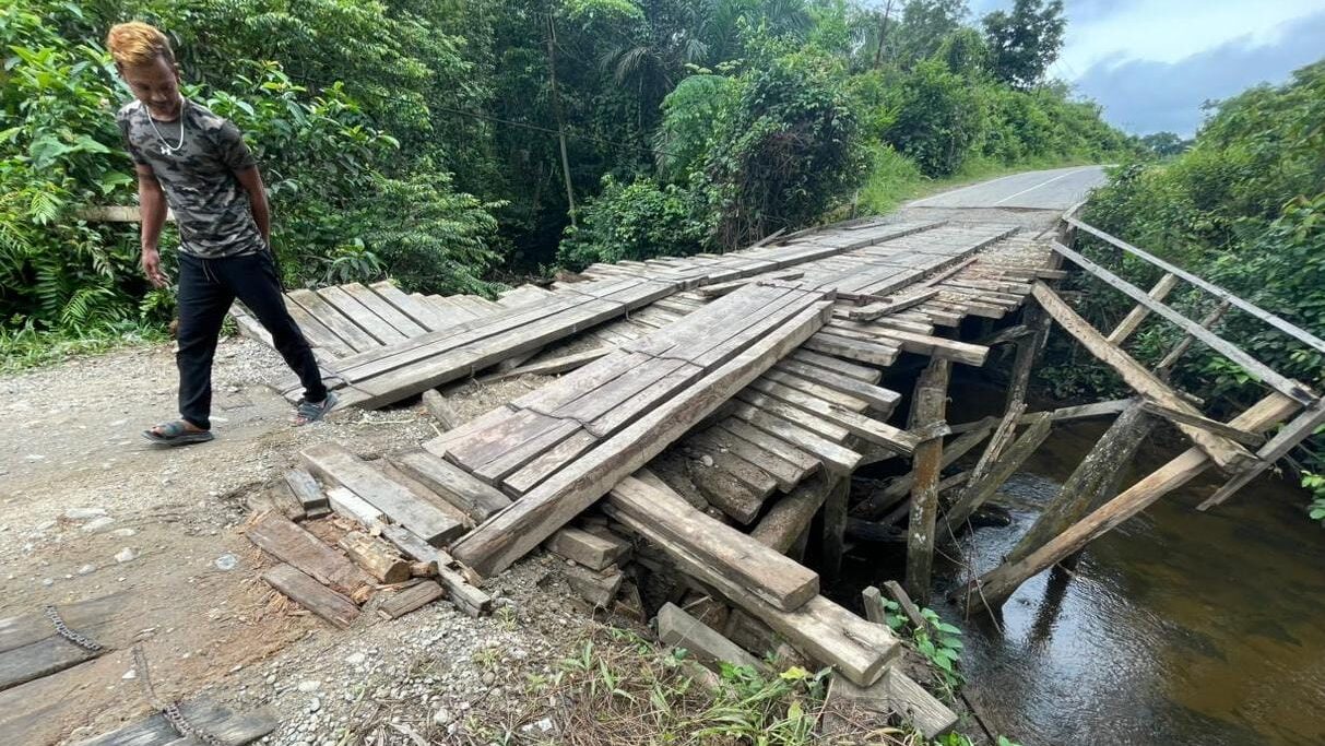 Personel TNI dan Warga Bahu Membahu Perbaiki Jembatan Rusak di Nanga Mahap