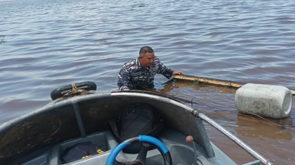 Posal Sungai Kakap Kodaeral XII Evakuasi Perahu Nelayan Tenggelam di Muara Sungai Kakap