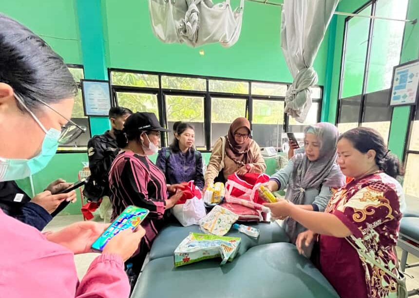 Bantuan Kemanusiaan: Dinsos Sambas Gerak Cepat Bantu Perlengkapan Bayi yang Ditemukan di Sajingan