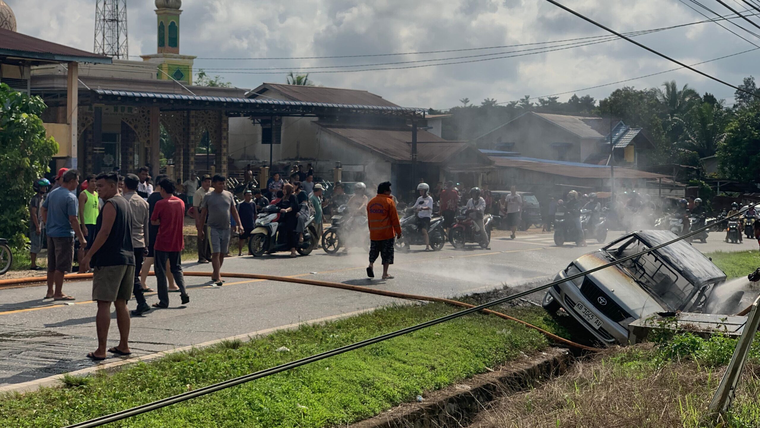 Sebuah Mobil Terperosok ke Parit dan Terbakar di Depan SPBU Sosok