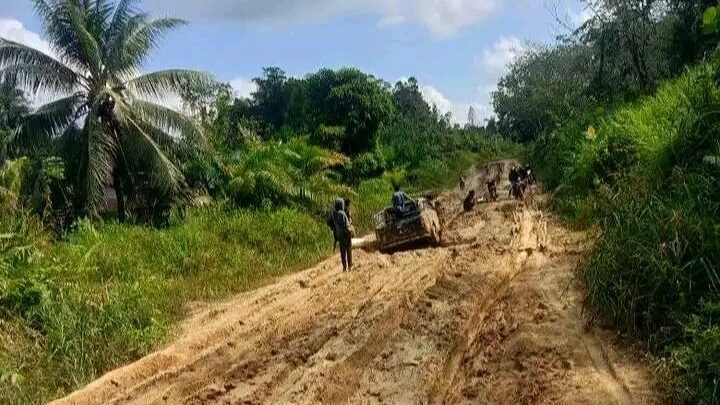 Akses Warga Terhambat, Jalan Menuju Ketungau Tengah Sintang Rusak Parah