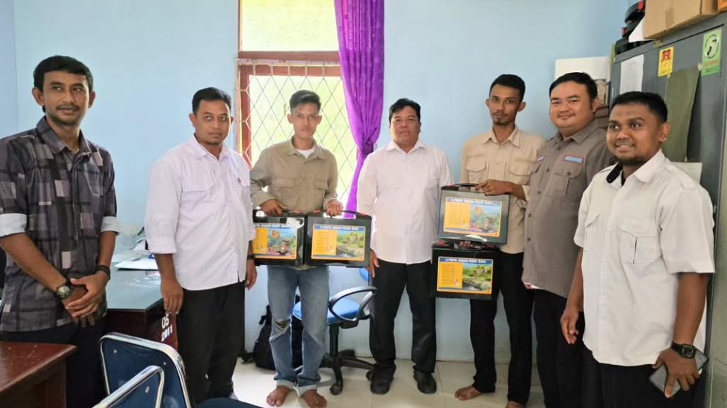 Tingkatkan Produktivitas, DKP Kalbar Serahkan Bantuan Alat Kualitas Air ke Pembudidaya Ikan