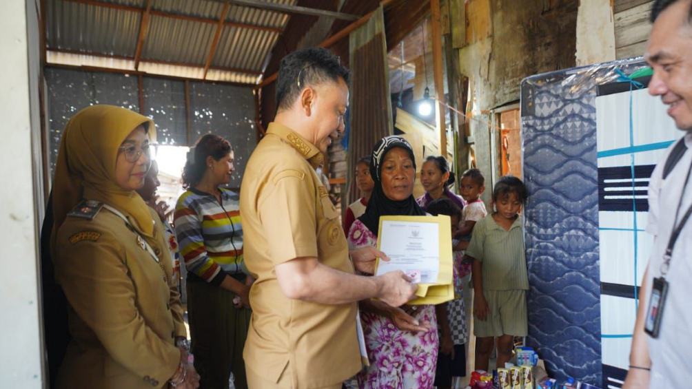 Tinjau Progres Bedah Rumah Warga, Wali Kota Pontianak Salurkan Bantuan Kemensos