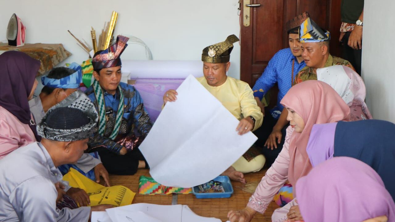 Melestarikan Budaya, Membuka Peluang Usaha: Pelatihan Seni Melipat Tanjak di Kampung Tanjak Pontianak