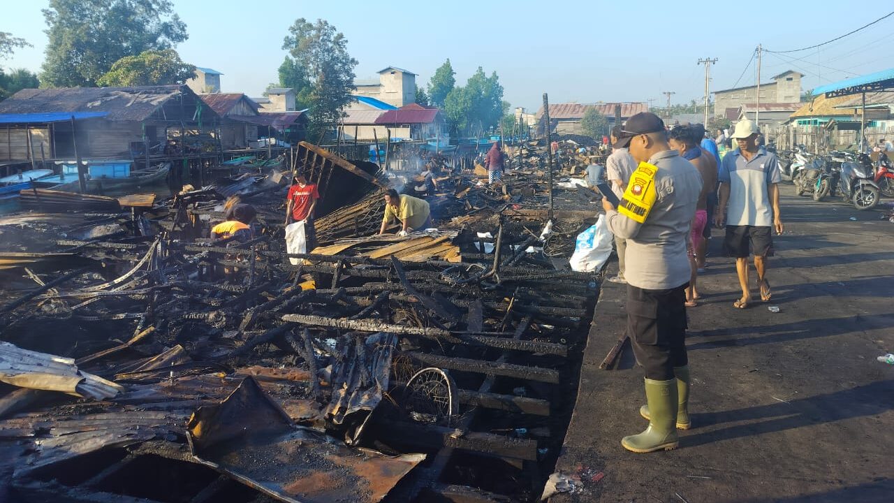 Kebakaran Hebat di Kubu Raya Hanguskan 10 Bangunan, Kerugian Ditaksir Rp1 Miliar