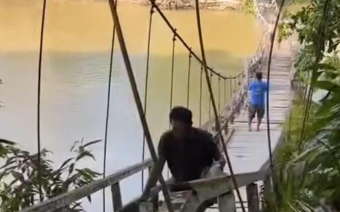 Jembatan Gantung Ambruk di Melawi, Dua Pengendara Selamat