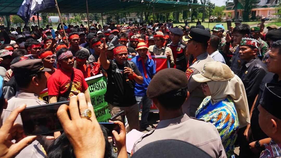 Bupati Mempawah Temui Massa Aksi, Janji Cari Solusi Konflik Lahan dengan PT AHAL